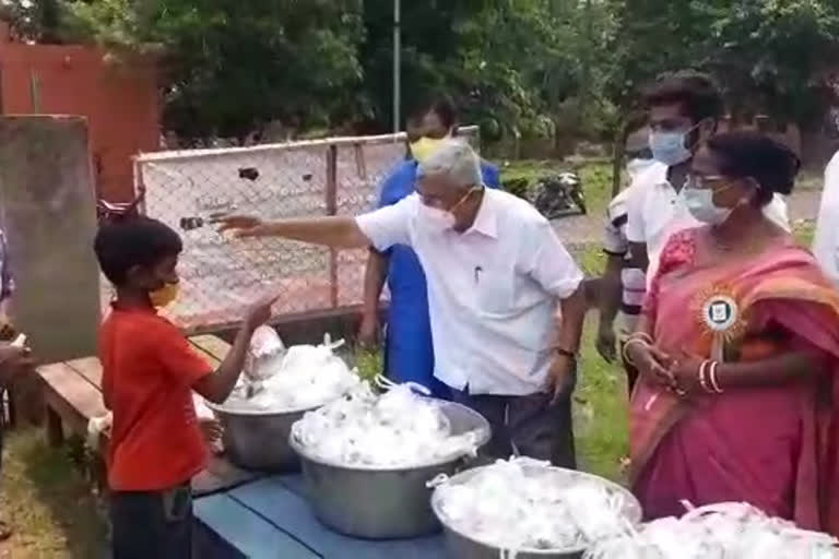 MLAs from Durgapur East and Durgapur West distribute food to the corona affected families and poor people