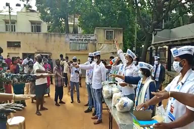 AAP leader prakash donate food kit in bengalore