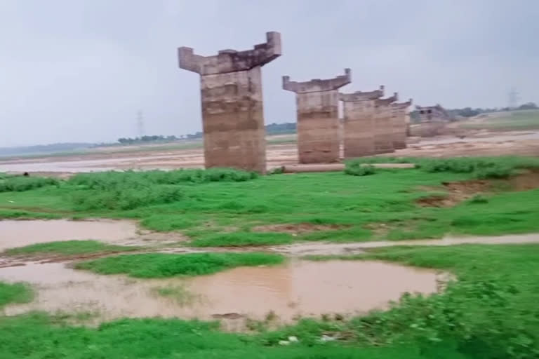 villagers-are-forced-to-move-through-the-bamboo-bridge-in-jamtara