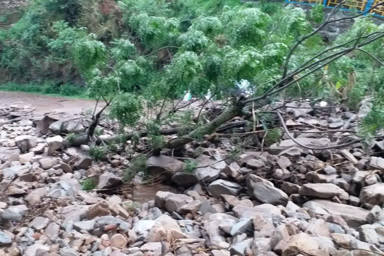 Pauri-Srinagar motorway blocked due to debris
