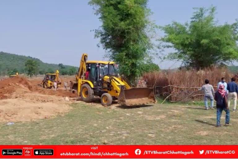 Workers buried under debris during construction of well