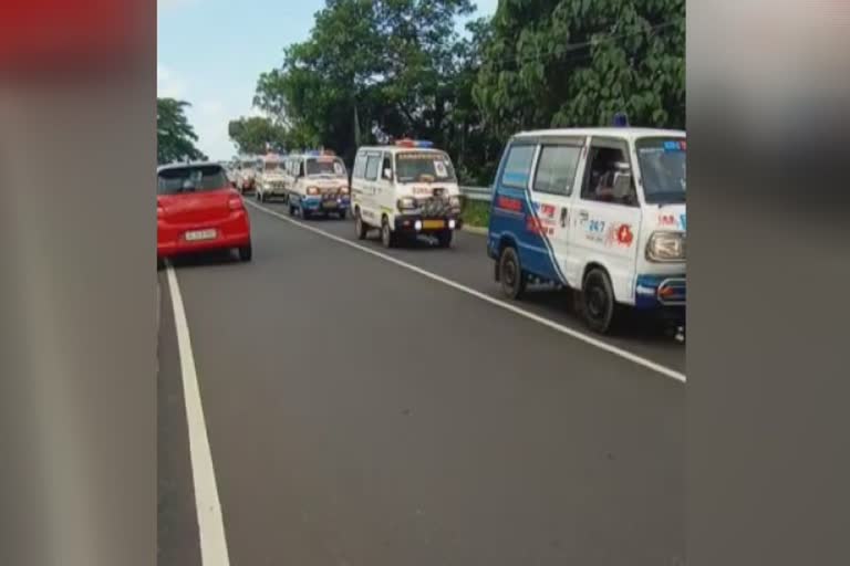 കൊല്ലം ആംബുലന്‍സ് വിലാപയാത്ര വാര്‍ത്ത  കൊല്ലം ആംബുലന്‍സ് യാത്ര  ആംബുലന്‍സ് വിലാപയാത്ര കൊവിഡ് പ്രോട്ടോക്കോള്‍ ലംഘനം വാര്‍ത്ത  കൊട്ടാരക്കര ആംബുലന്‍സ് വിലാപയാത്ര വാര്‍ത്ത  ambulances violate covid protocol kollam news  kollam ambulances violate covid protocol news  kollam kottarakkar 25 ambulances in road news  kollam ambulance cases against 13 news  കൊല്ലം ആംബുലന്‍സ് വിലാപയാത്ര 13 പേര്‍ക്കെതിരെ കേസ് വാര്‍ത്ത  കൊല്ലത്ത് 25 ആംബുലന്‍സുകള്‍ നിരത്തില്‍ വാര്‍ത്ത