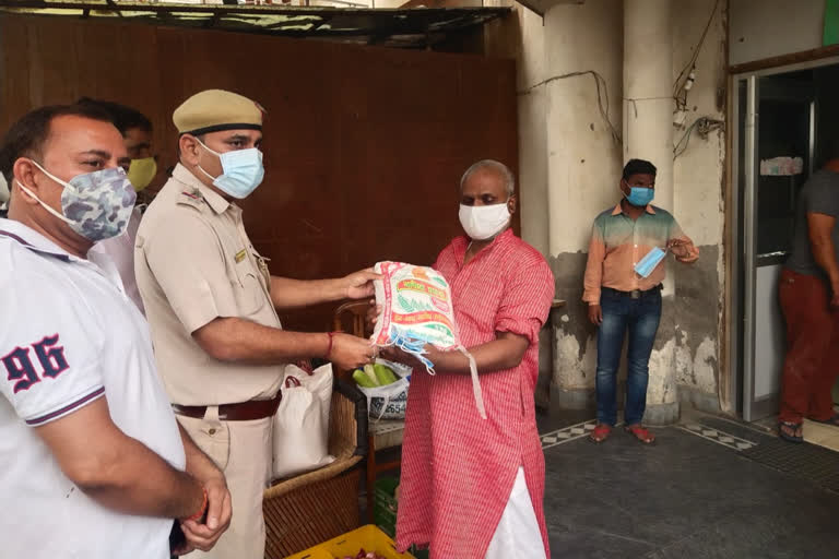 delhi police distributed ration and masks at handicapped ashram in Samta Enclave