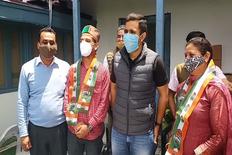 former-bjp-leader-and-cpim-district-council-member-joined-congress-in-shimla