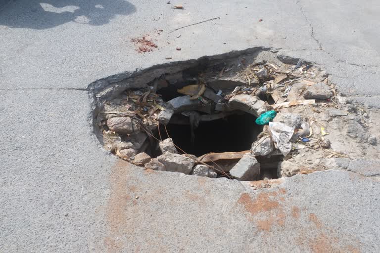 open pit in the middle of road hari nagar