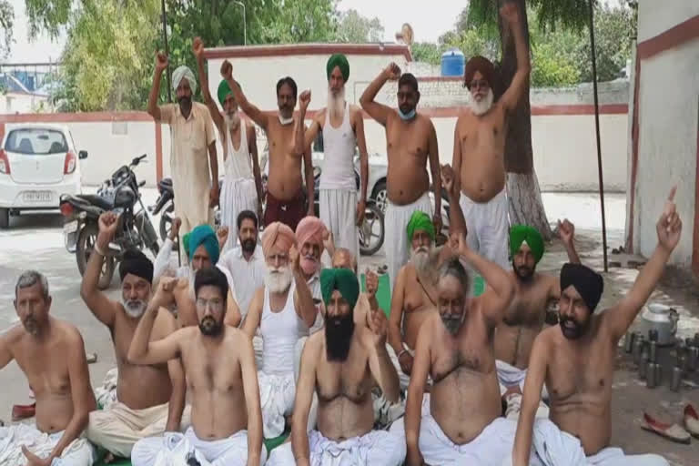 FARMER PROTEST:ਖੇਤੀ ਕਾਨੂੰਨਾਂ ਦੇ ਵਿਰੋਧ 'ਚ ਕਿਸਾਨਾਂ ਨੇ ਕੀਤਾ ਨੰਗੇ ਧੜ ਪ੍ਰਦਰਸ਼ਨ