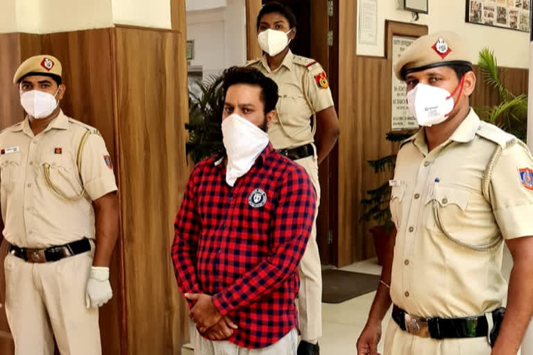 Real Life Bunty and Bubbly Couple arrested for cheating manager of PP Jewellers in Delhi
