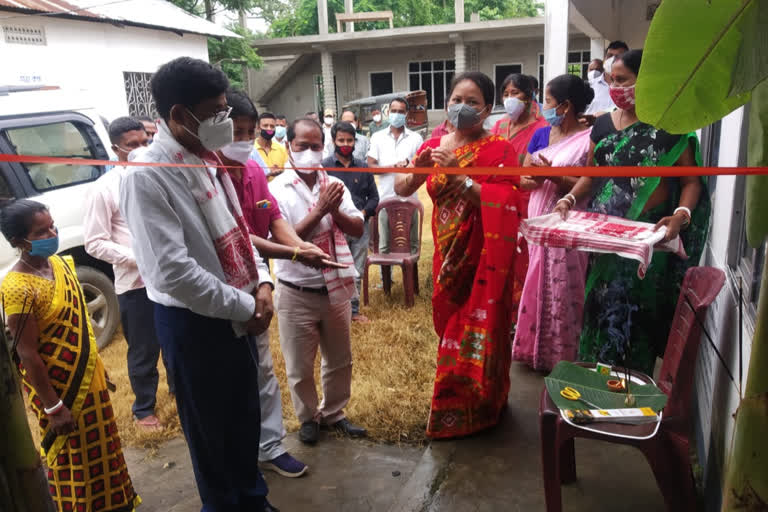 বঘৰাত ক'ভিড ভেকচিন চেন্টাৰ মুকলি কৰিলে উপায়ুক্ত সীমাৰেখা ভূঞাই