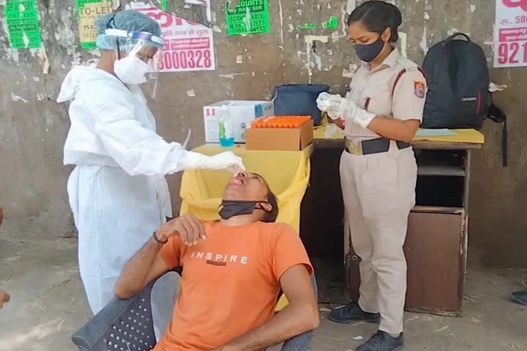 delhi-civil-defense-personnel-conducting-corona-testing-of-people-chhatarpur