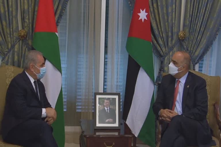 Jordanian Prime Minister Bashar al-Khasawan with his Palestinian counterpart Mohamed Ahmed Ashti