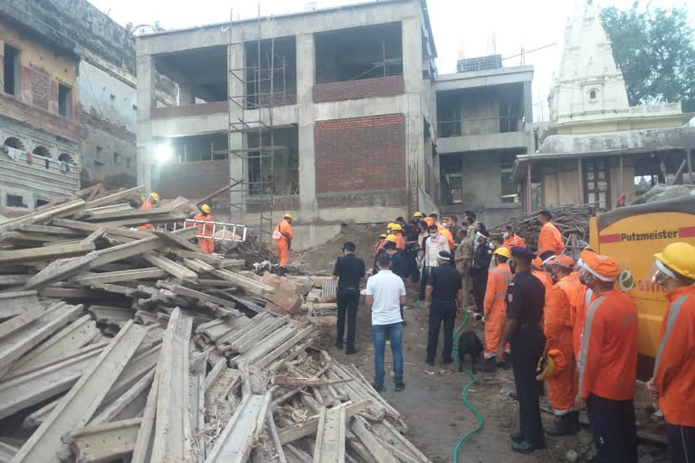 under construction building collapsed in Varanasi caused death of  two labourers from West Bengal