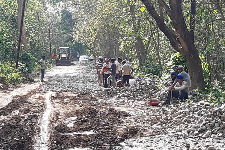 लालढांग चिल्लरखाल वन मोटर मार्ग पर निर्माण शुरू