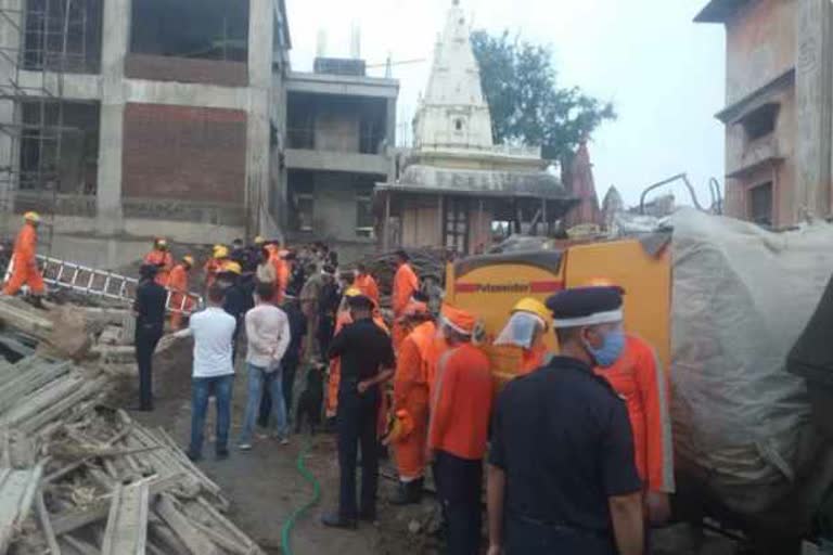 two-people-died-and-many-injured-part-of-the-house-collapsed-in-vishwanath-corridor-in-varanasi