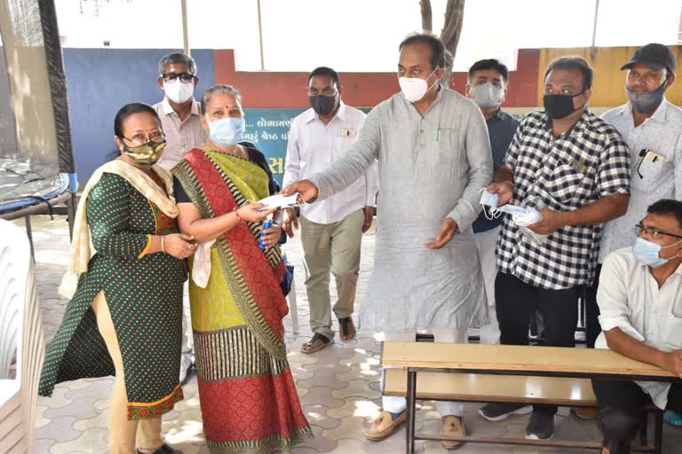 રાજ્ય પ્રધાન હકુભા જાડેજાએ vaccination camp માં આપી હાજરી, લોકોને વેક્સિન લેવા કરી અપીલ