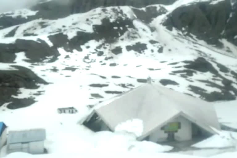 heavy-snowfall-in-hemkund-sahib-in-chamoli