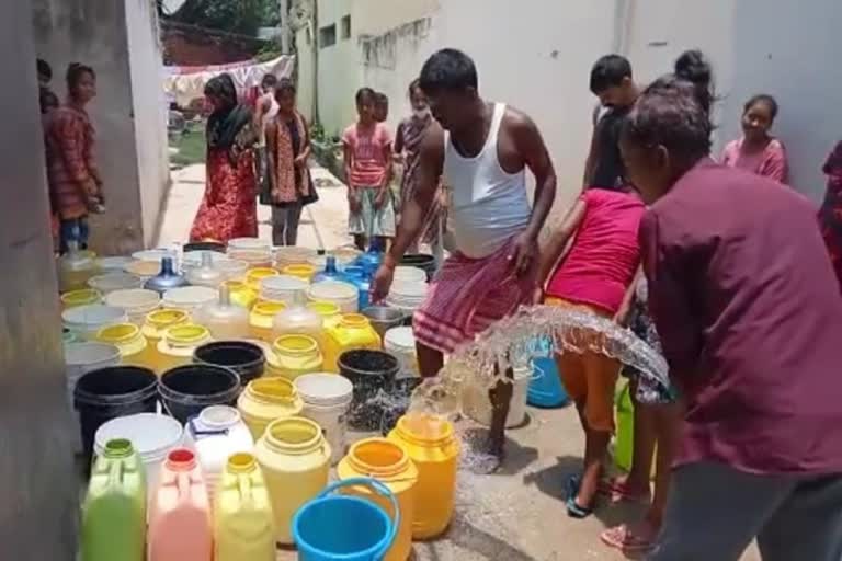 people-struggling-with-drinking-water-problem-in-ranchi