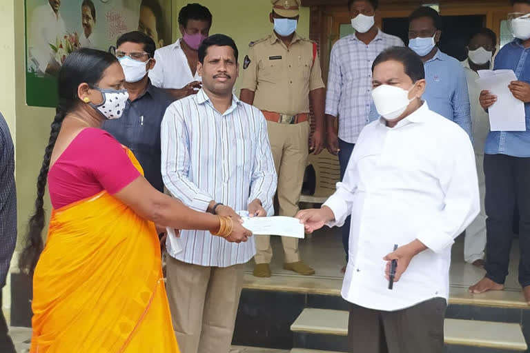 minister Vishwaroop distributed the CM assistance fund checks