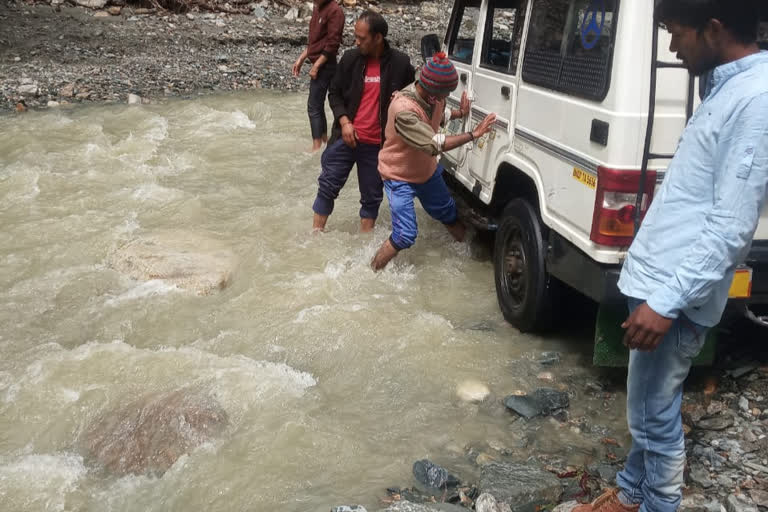 जान जोखिम में डालकर यात्रा कर रहे लोग