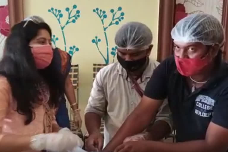 Actress Anu Choudhury helping-helpless-people in-lockdown