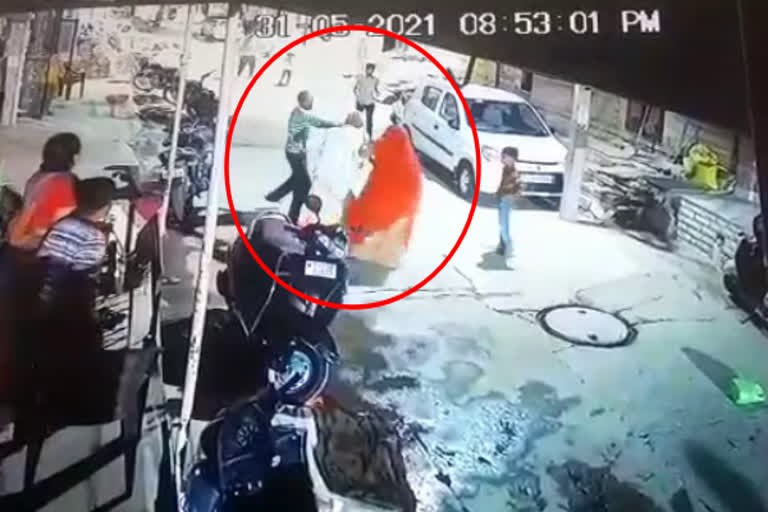 महिला की पिटाई, woman beating in jaipur