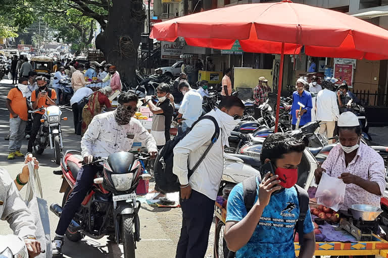 lockdown rule has not been changed in Kolhapur and the crowd of citizens remains in the market .