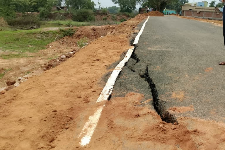 cracks in the road in giridih