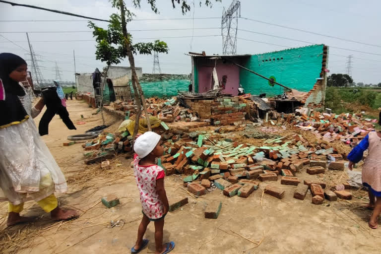 mud house collapsed after rain ghaziabad