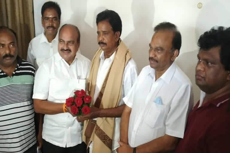 ongole mp srinivasareddy meeongole mp srinivasareddy meets anandayyats anandayya