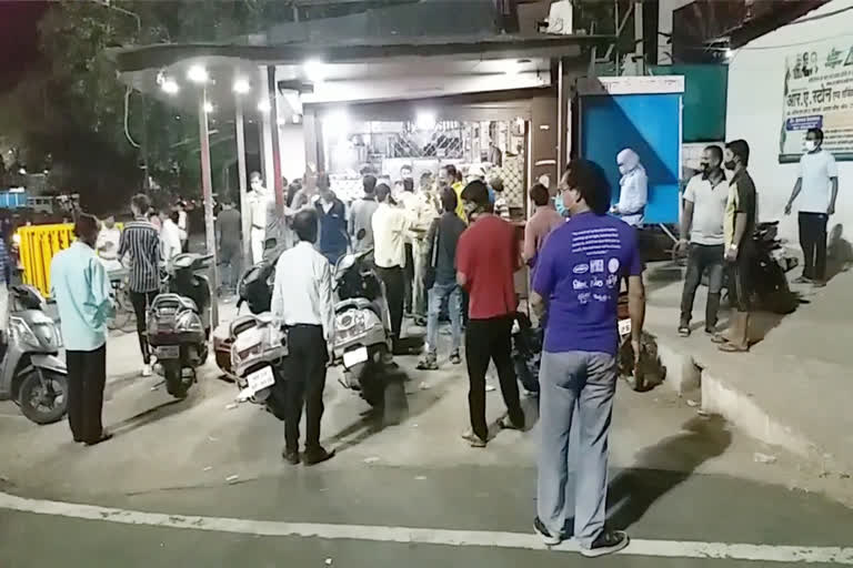 Crowd gathered in liquor shops in Bhopal