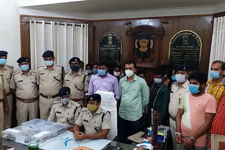 पुलिस ने गिरोह के सरगना समेत 10 अपराधियों को पकड़ा