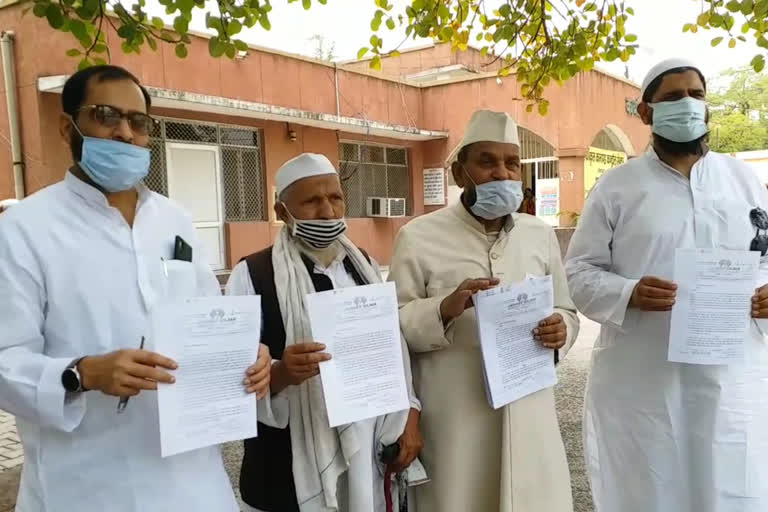 jamiat ulema i hind of meerut submitted a memorandum against wasim rizvi to district collectorate