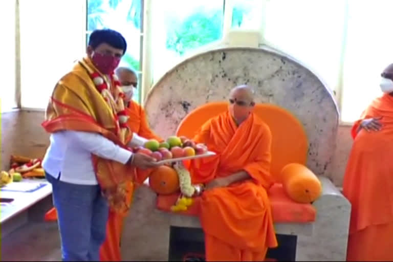 Minister CP Yogeshwar, Minister CP Yogeshwar visit to Channapattan, Minister CP Yogeshwar visit to Channapattan for Swamiji meet, Minister CP Yogeshwar news, ಸಚಿವ ಸಿಪಿ ಯೋಗೇಶ್ವರ್​, ಸಚಿವ ಸಿಪಿ ಯೋಗೇಶ್ವರ್ ಚನ್ನಪಟ್ಟಣಗೆ ಭೇಟಿ, ಸ್ವಾಮೀಜಿ ಭೇಟಿಗಾಗಿ ಸಚಿವ ಸಿಪಿ ಯೋಗೇಶ್ವರ್ ಚನ್ನಪಟ್ಟಣಗೆ ಭೇಟಿ, ಸಚಿವ ಸಿಪಿ ಯೋಗೇಶ್ವರ್ ಸುದ್ದಿ,