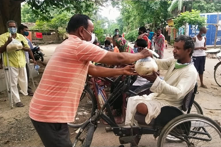 specially abled people distributes food to poor specially abled persons