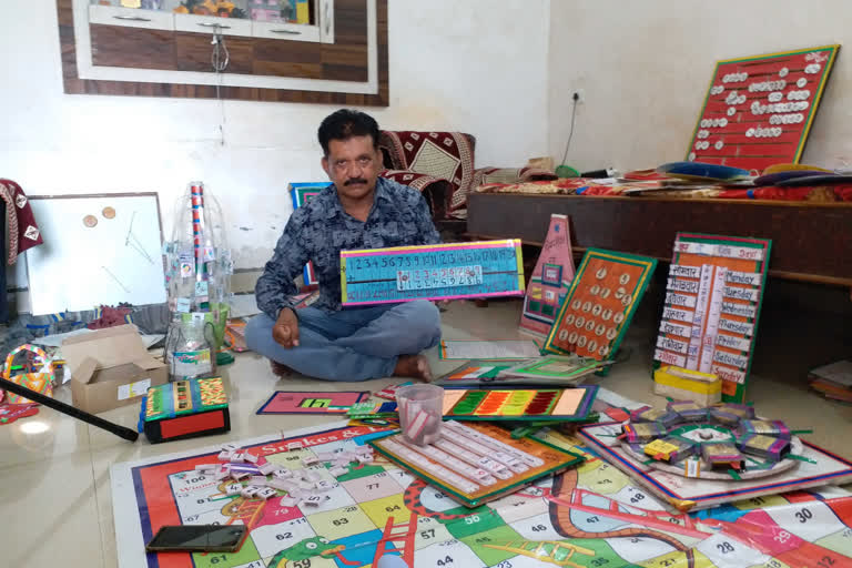 teacher making stuff by using waste in amravati