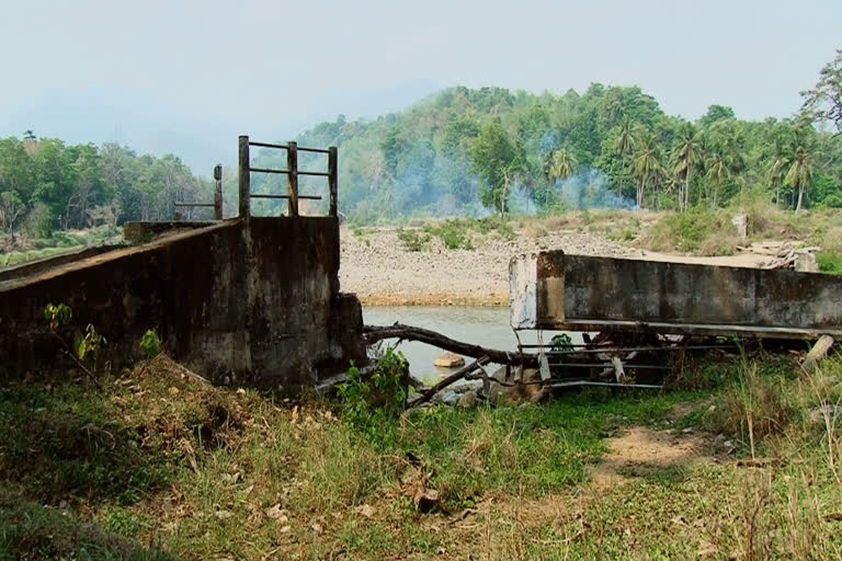 rain havoc  tribal colonies in munderi  Tribal Colonies kerala  കാലവർഷം  ഒറ്റപ്പെട്ടു പോകുന്ന കോളനികൾ  നിലമ്പൂർ മുണ്ടേരിയിലെ ആദിവാസികൾ  rain havoc  ചാലിർ പുഴ  chaliyar river  തരിപ്പപൊട്ടി  വാണിയമ്പുഴ  കുമ്പളപ്പാറ  ഇരുട്ട്കുത്തി  തണ്ടംകല്ല്