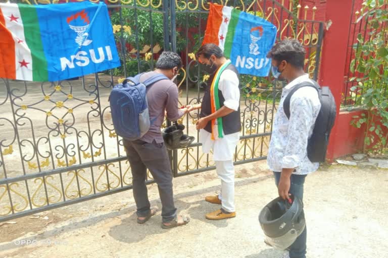 nsui-put-lock-on-main-gate-of-ru-administrative-building-in-ranchi