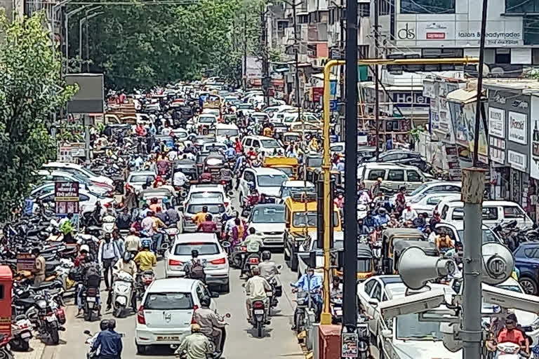 crowds in the markets nasik city