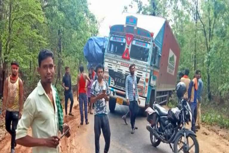 Trailer stuck on National Highway 130