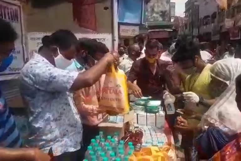 Family members distributed masks and sanitizers in memory of the deceased in corona in durgapur