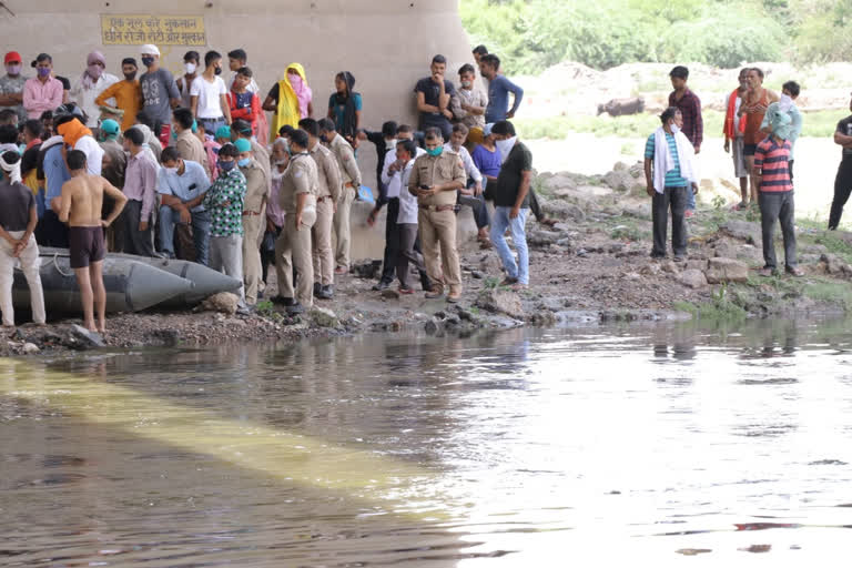 यमुना में डूबे दो युवक की तलाश जारी.