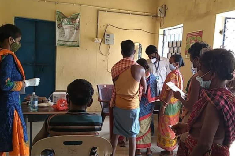 vaccination for juang tribes, vaccination in keonjahar, vaccination drive, ଜୁଆଙ୍ଗ ଜନଜାତିଙ୍କ ଟୀକାକରଣ, କେନ୍ଦୁଝର ଜିଲ୍ଲା ପ୍ରଶାସନ