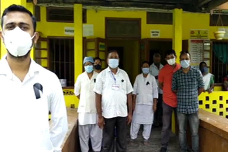 health-workers-at-khanamukh-sub-health-centre-protest-wearing-black-badge