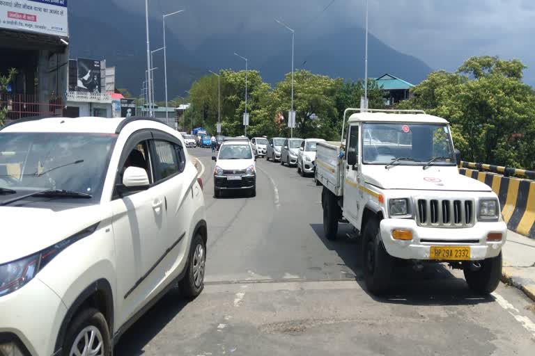 illegal-parking-in-new-bypass-bridge-of-palampur