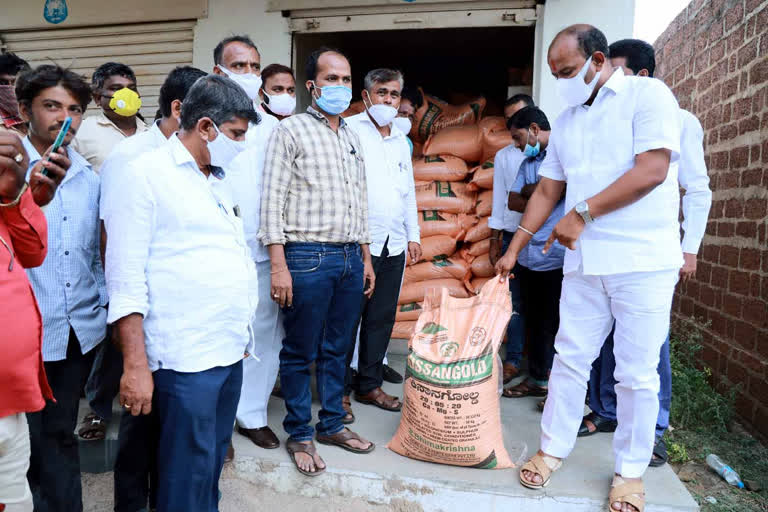 ಕಡಿಮೆ ಬೆಲೆಯಲ್ಲಿ ನಕಲಿ ರಸಗೊಬ್ಬರ ಮಾರಾಟಕ್ಕೆ ಯತ್ನ