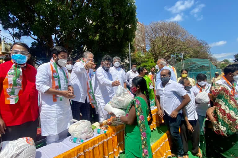 ಆಹಾರದ ಕಿಟ್ ವಿತರಿಸಿದ ಕೆಪಿಸಿಸಿ ಅಧ್ಯಕ್ಷ ಡಿಕೆಶಿ