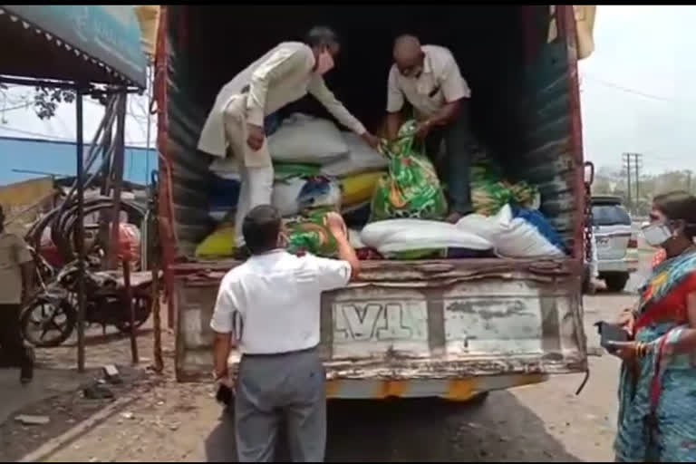 काळ्या बाजारात विक्रीसाठी जाणारा टेंपो पकडला, दोघांवर गुन्हा दाखल