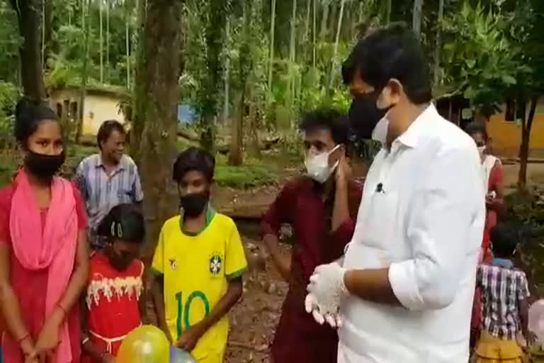 പ്രവേശനോത്സവത്തിനിടയിലും വനത്തിനുള്ളിലെ ആദിവാസി കുട്ടികളെ കൈയ്യൊഴിഞ്ഞ് അധികൃതര്‍;  പ്രവേശനോത്സവത്തില്‍ ആദിവാസി കുട്ടികള്‍ക്ക് അവഗണന  കരുത്തേകി സംസ്‌ക്കാര സാഹിതി  Neglected tribal children at the digital new academical ceremony  samskara sahithi with strength