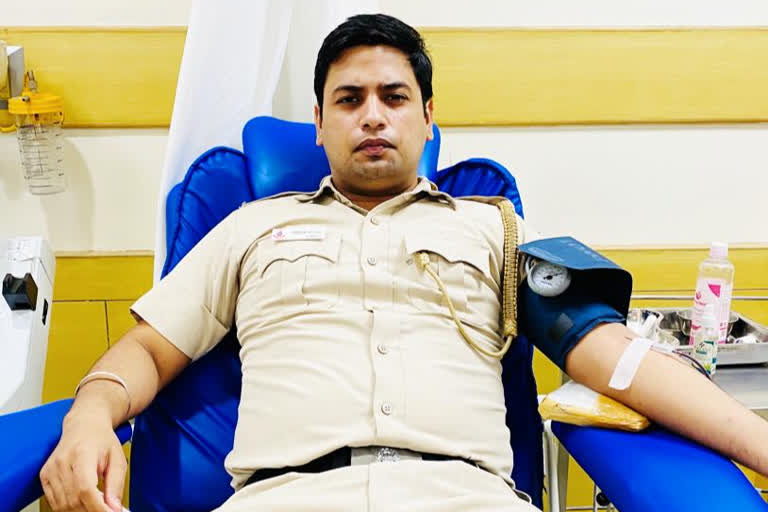 delhi police personnel help pregnant woman