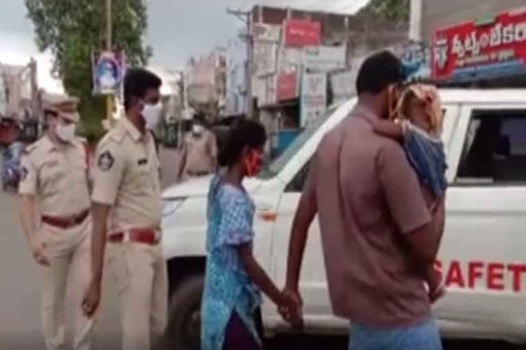 vijayanagaram district police help to bling couple to go to their home