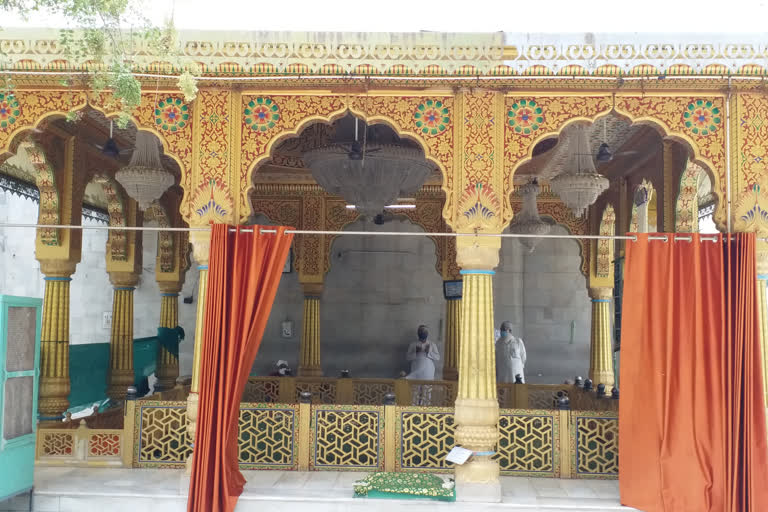 dua for protection from coronavirus in dargah khwaja qutbuddin bakhtiyar kaki delhi